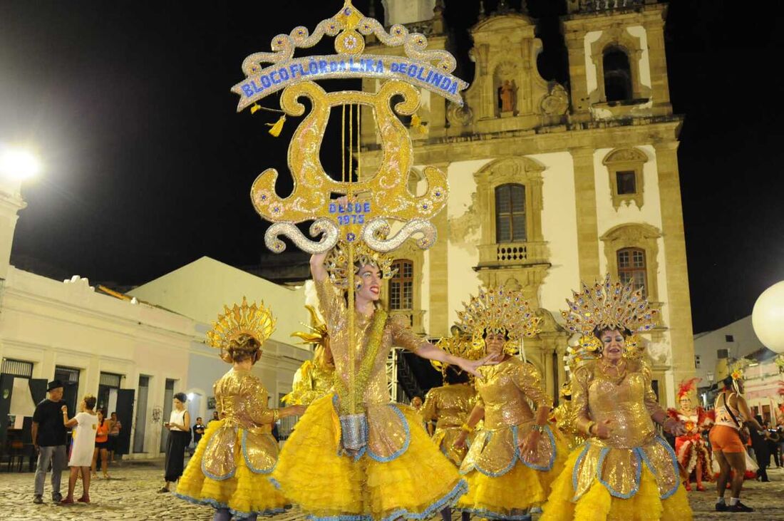 Encontro de blocos líricos no Pátio de São Pedro. Na foto, desfile do bloco Flor da Lira de Olinda.