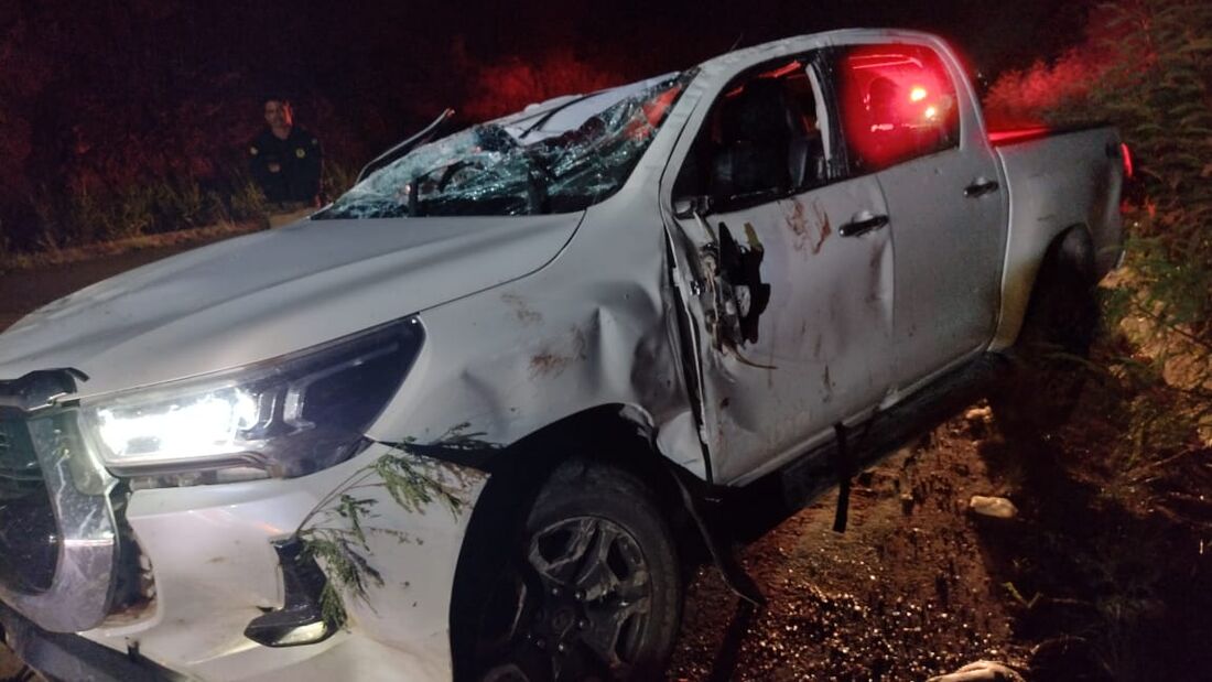 Hilux capotou durante a troca de tiros, na Serra das Russas