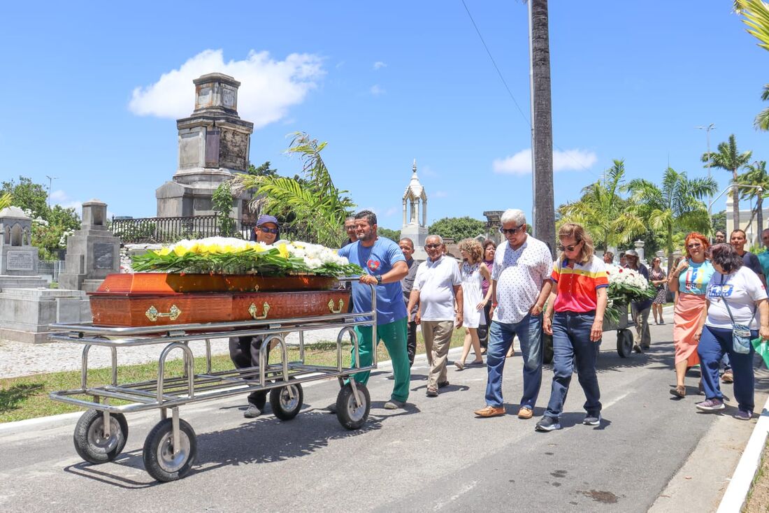 Sepultamento do fundador do Movimento Pró-Criança