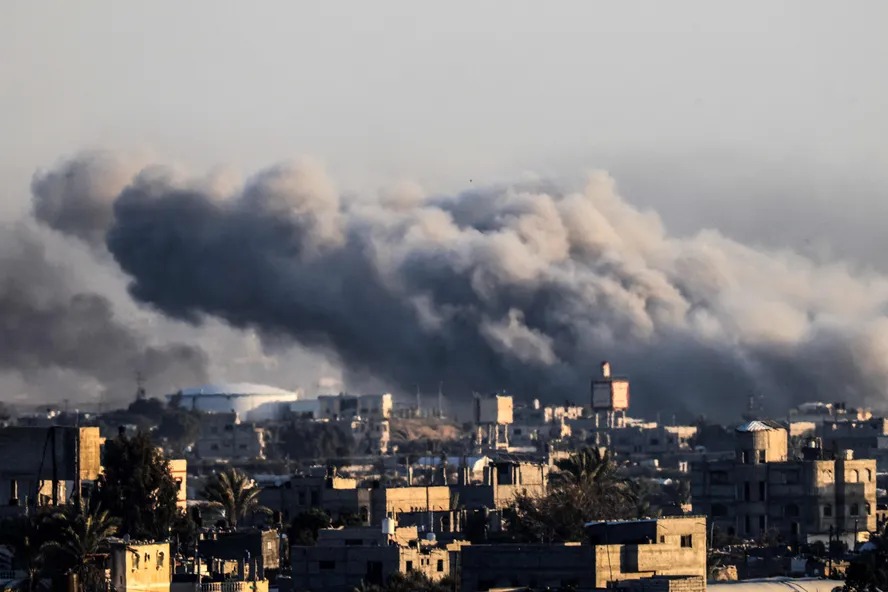 Nuvem de fumaça sobe durante bombardeio israelense sobre Khan Yunis 