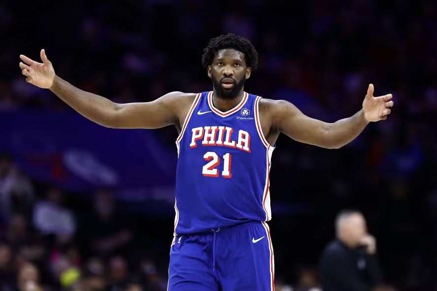 Afetado pela nova regra, Embiid tenta atingir os 65 jogos 