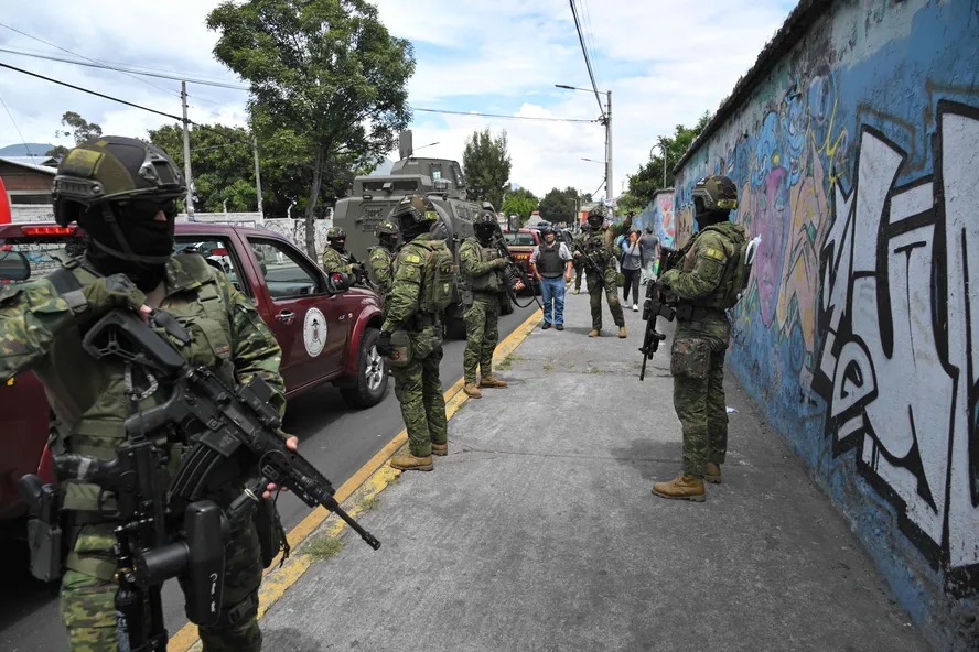 Soldados patrulham ruas de Quito durante crise de segurança no Equador 