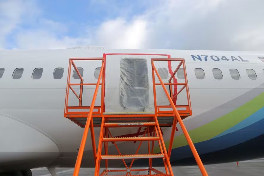 Plástico cobre o exterior da fuselagem do plugue de porta da aeronave da Alaska Airlines 