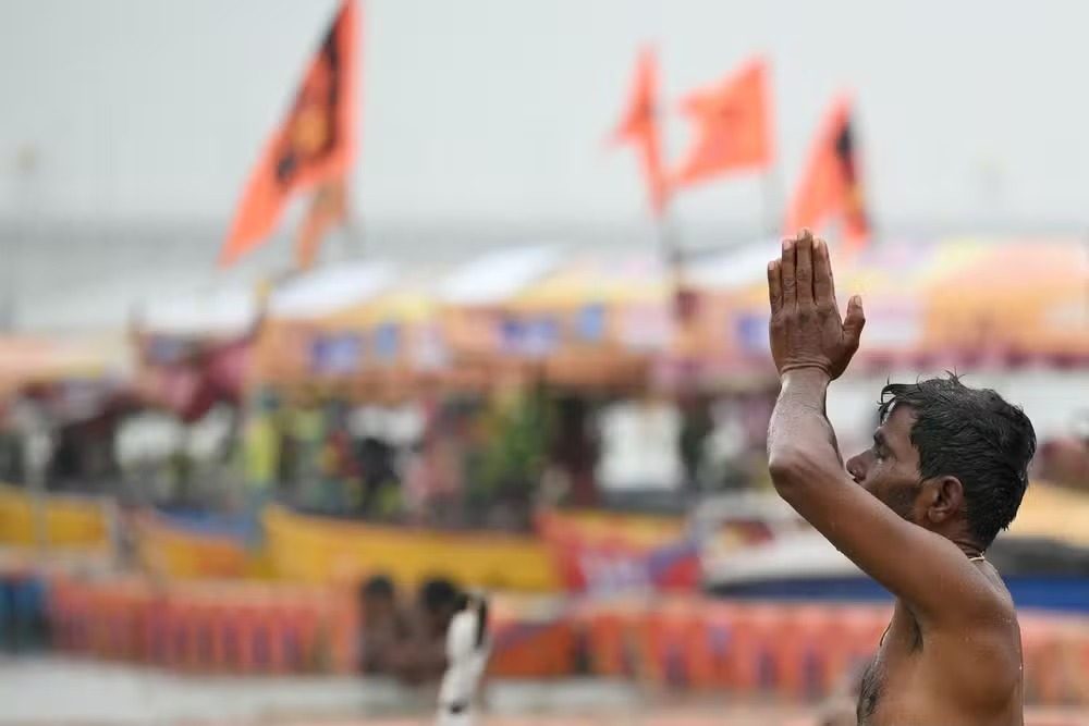 Homem faz suas orações no Rio Sarayu, durante consagração do templo de Ram