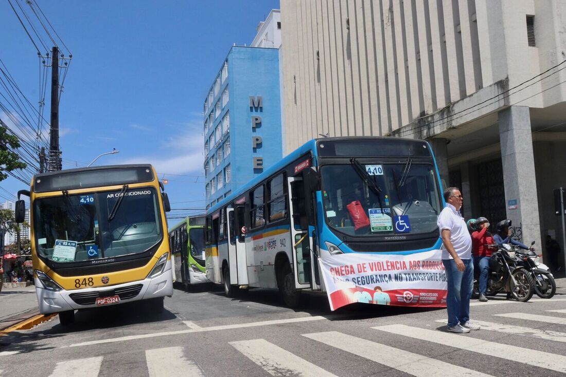 Motoristas de ônibus protestam na área central do Recife