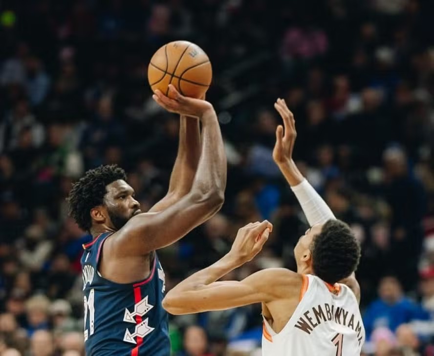 Embiid marca incríveis 70 pontos, com direito a 18 assistências, e ajuda os Sixers a vencerem os Spurs 