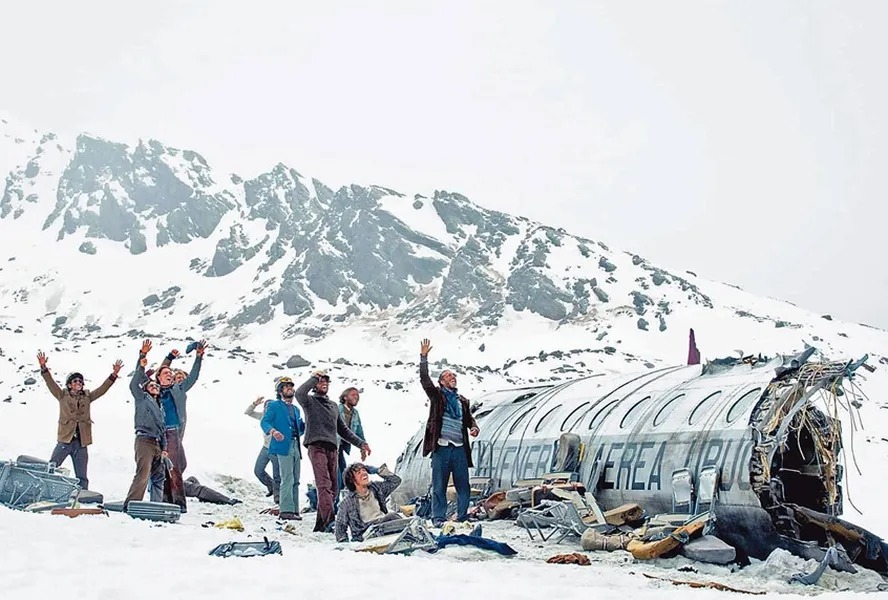 A sociedade da neve: desastre de avião que chocou o mundo há 50 anos é contado com apoio de sobreviventes