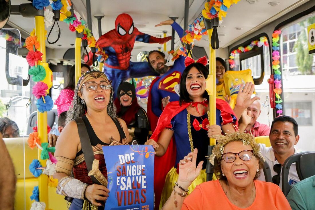 Hemope recebe visita de super-heróis solidários para aumentar estoque no Carnaval