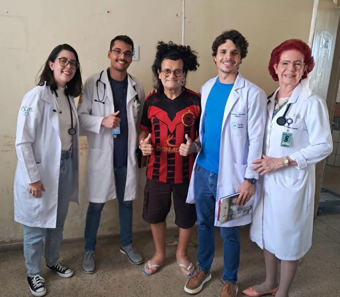 Mauro Shampoo posa ao lado de equipe médica do Hospital da Restauração, onde foi atendido