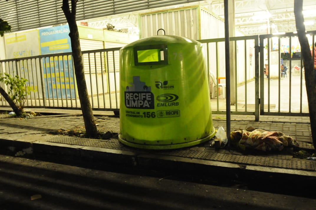 Feto foi encontrado em lixeira no Terminal do Cais de Santa Rita, no Recife