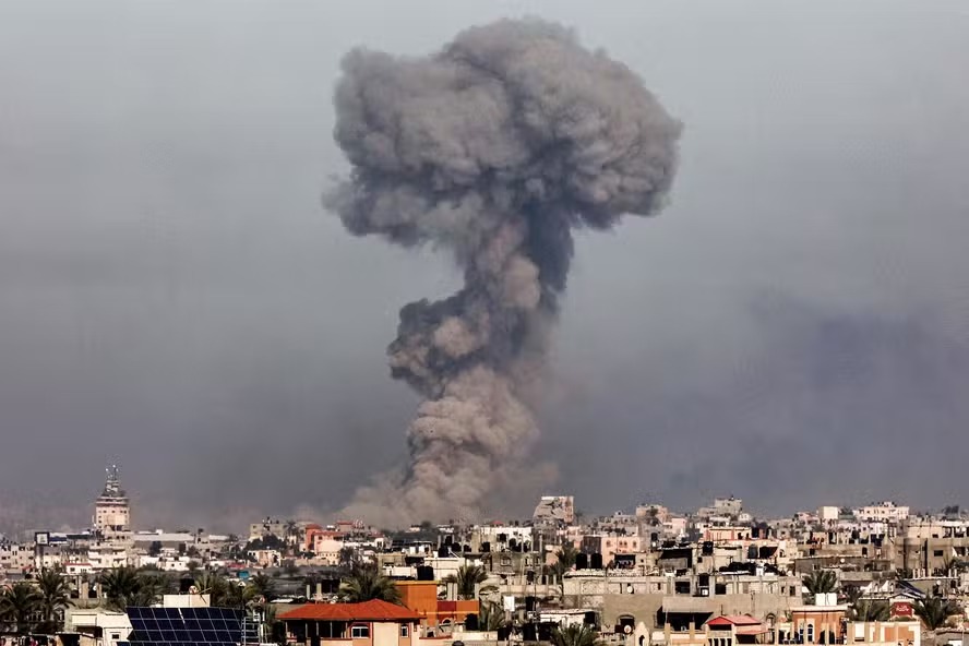 Bombardeio israelense em Khan Younis, no sul da faixa de Gaza 