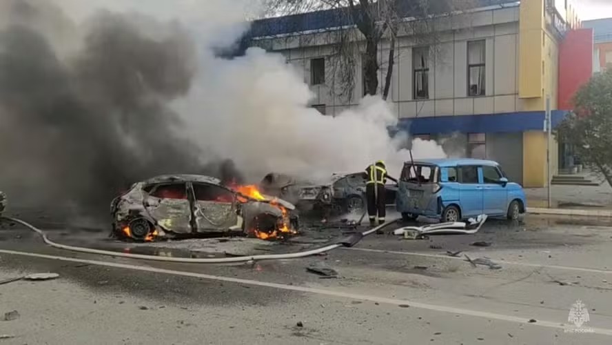 Bombeiros tentam conter fogo em veículos após ataque aéreo contra Belgorod, na Rússia