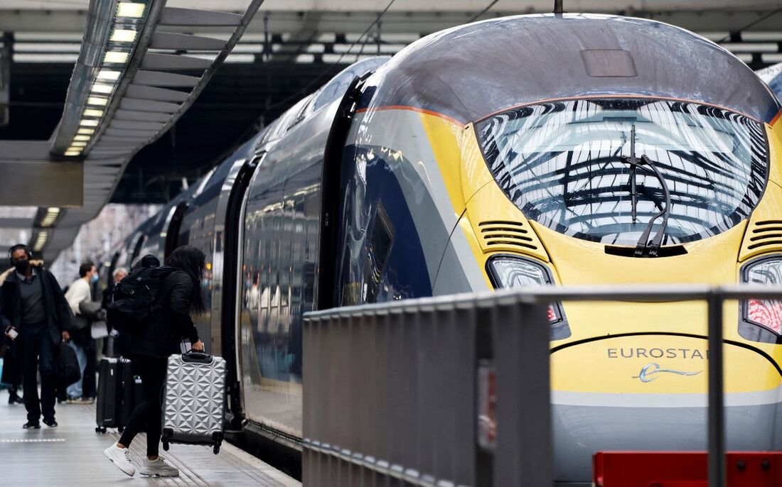 Passageiros embarcam em um trem Eurostar em Londres