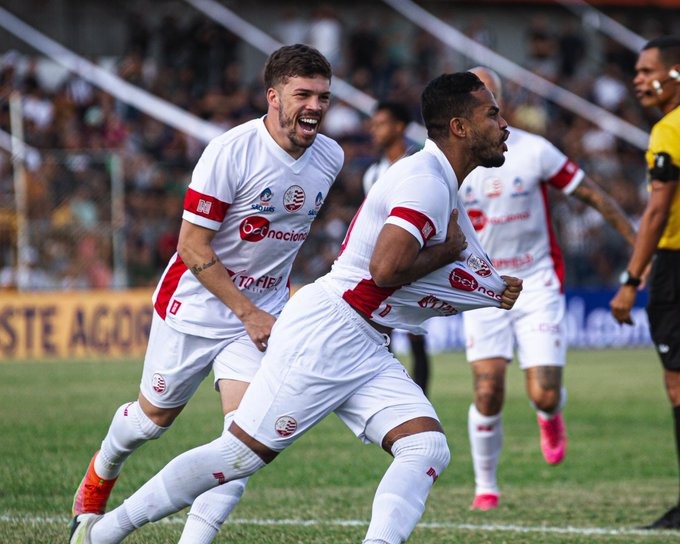 Evandro comemora gol diante do Central