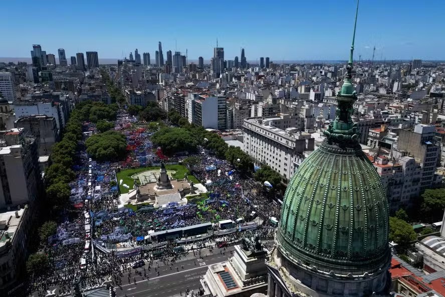 Greve nacional contra o governo de Javier Milei em Buenos Aires, na Argentina 