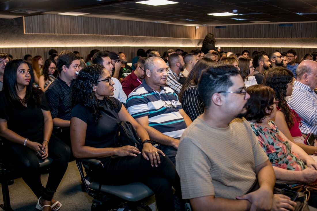 Mais de 400 alunos receberam o certificado de conclusão da formação nesta sexta-feira (26)