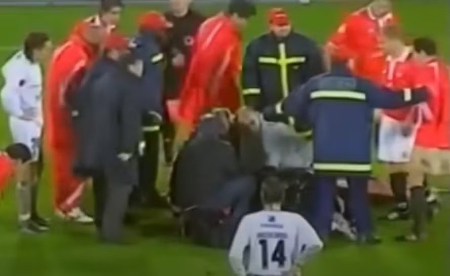 Jogador do Benfica, Miklós Ferrer caiu no gramado após sofrer um mal súbito pouco depois de receber um cartão amarelo