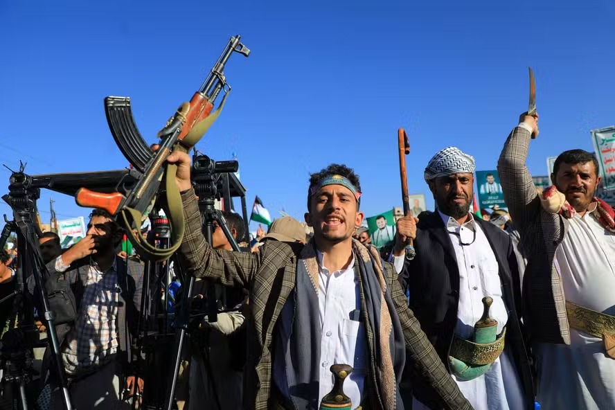 Rebeldes houthis participam de protesto pró-palestina em Saana, no Iêmen 