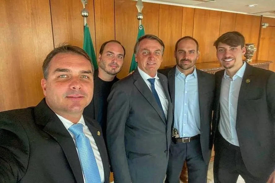 Bolsonaro e filhos