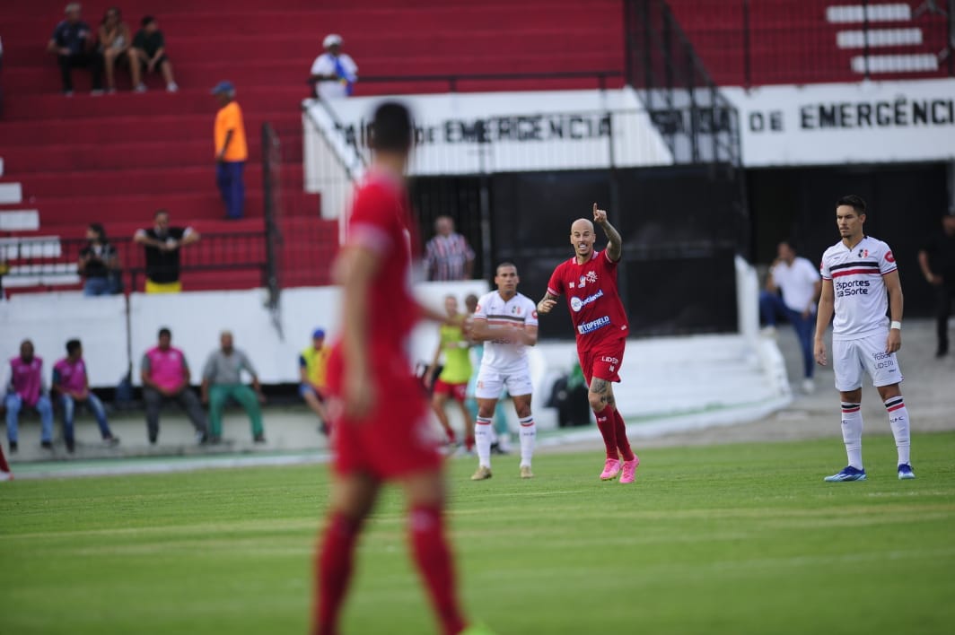 Marcos Júnior celebra o primeiro gol do clássico