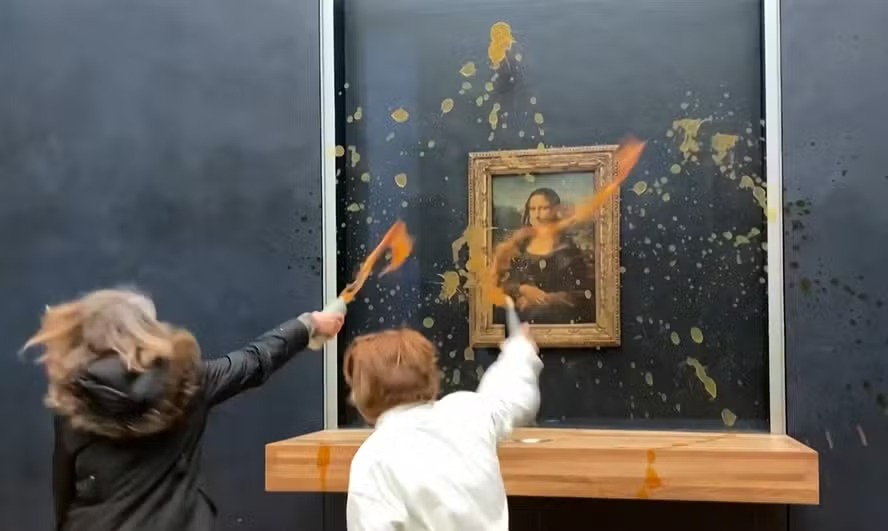 Manifestantes jogam sopa no quadro da Mona Lisa, em Paris 