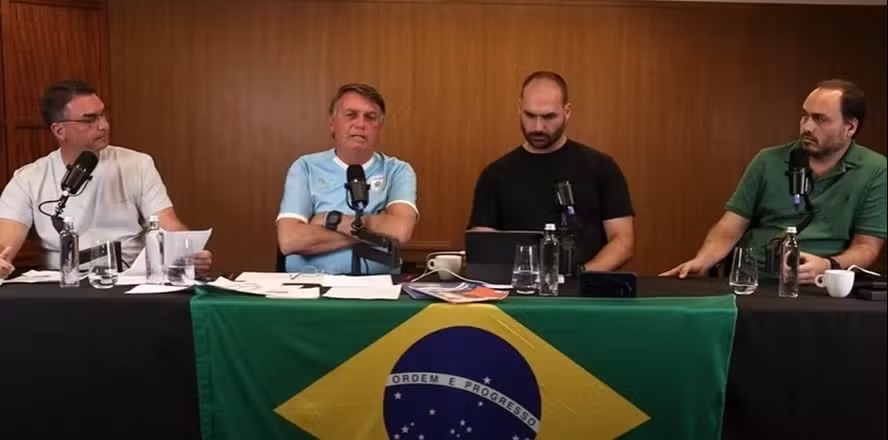 Bolsonaro fez live ao lado dos filhos na noite deste domigo 