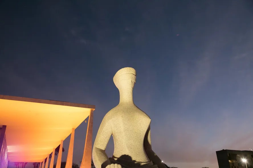 Estátua simbolizando a Justiça em frente à sede do Supremo Tribunal Federal 