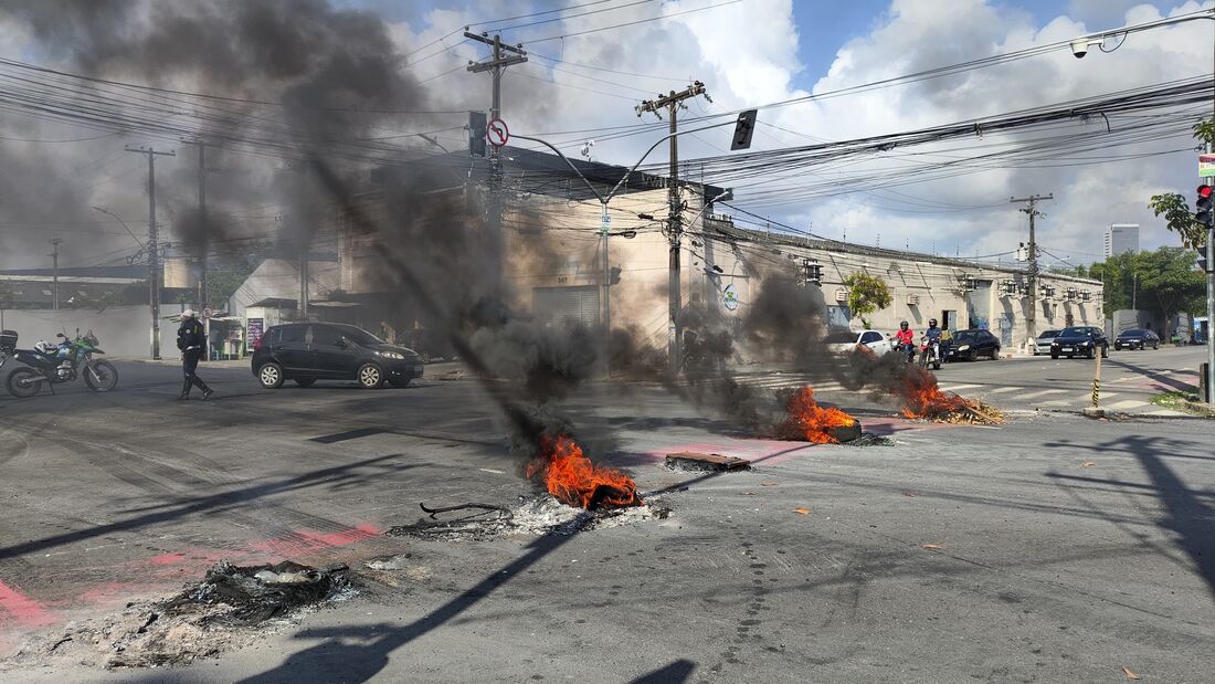 Protesto na avenida Cruz Cabugá