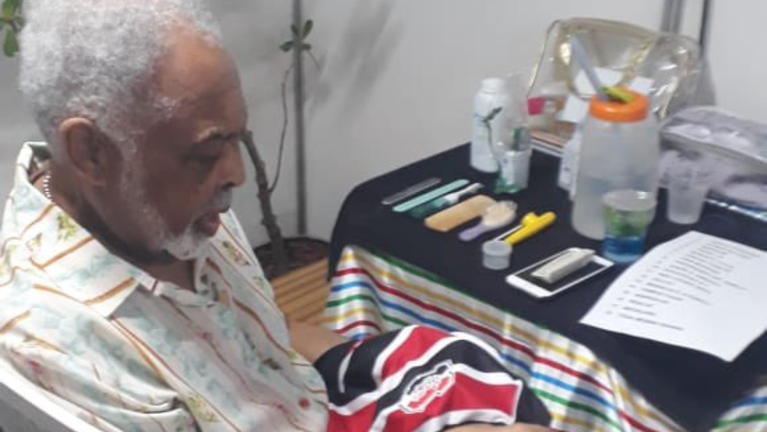 Gilberto Gil é presenteado com camisa do Santa Cruz