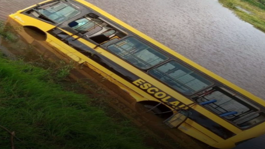 Ônibus tomba e cai em açude em Serra Talhada