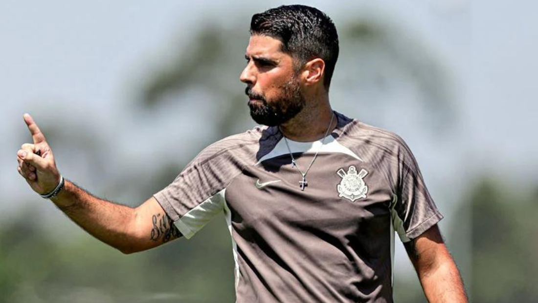 O português António Oliveira comanda primeiro treino novo técnico do Corinthians