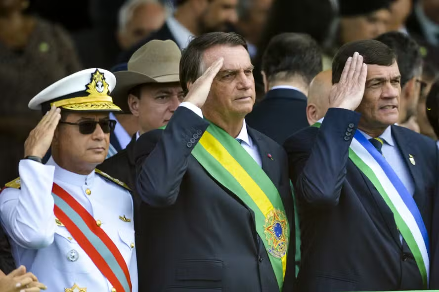 O ex-comandante da Marinha Almirante Almir Garnier Santos, o ex-presidente Jair Bolsonaro, e o ex-ministro da Defesa Paulo Sérgio durante desfile do 7 de Setembro em 2022