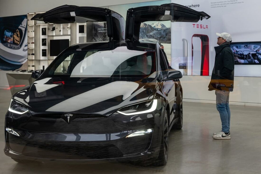 Veículos elétricos da Tesla são exibidos em um showroom de Manhattan 