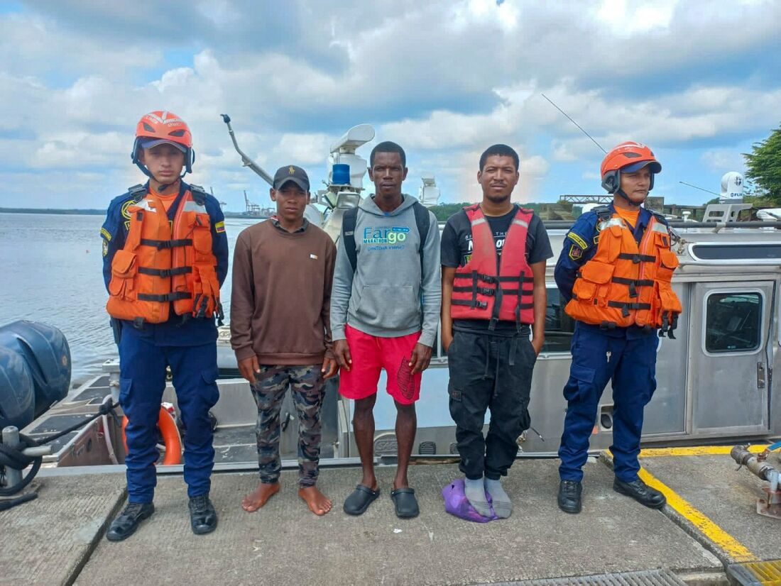 O barco danificado com os náufragos a bordo foi localizado durante uma patrulha, a cerca de 180 milhas náuticas do porto de Buenaventura