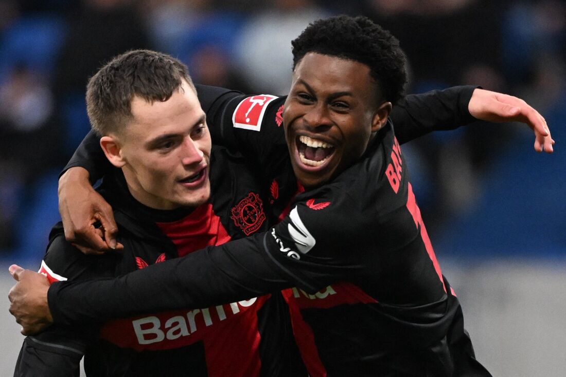 Leverkusen se mantém dois pontos à frente do Bayern de Munique 