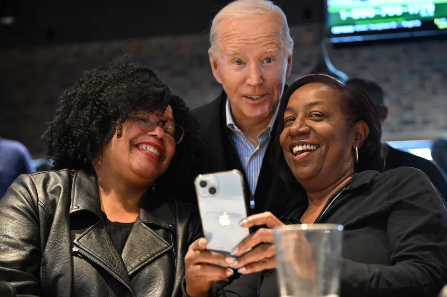 Presidente dos EUA, Joe Biden, tira foto com apoiadoras em um restaurante no estado do Michigan