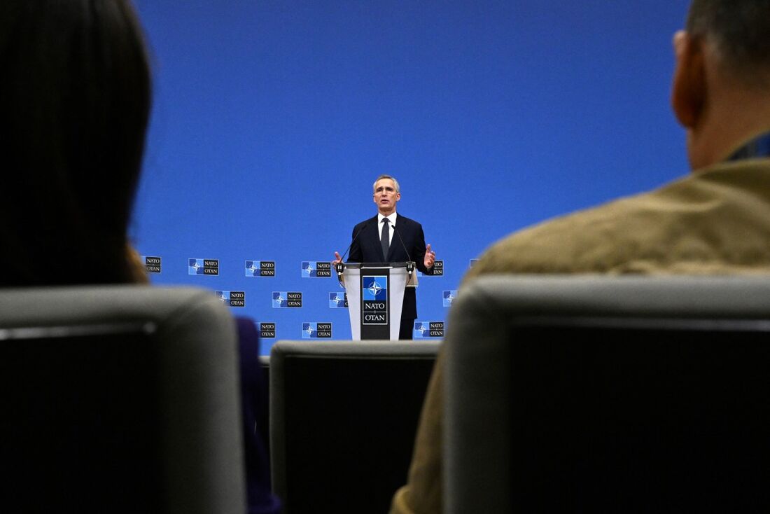 O Secretário-geral da OTAN, Jens Stoltenberg, fala durante uma conferência de imprensa pré-ministerial 