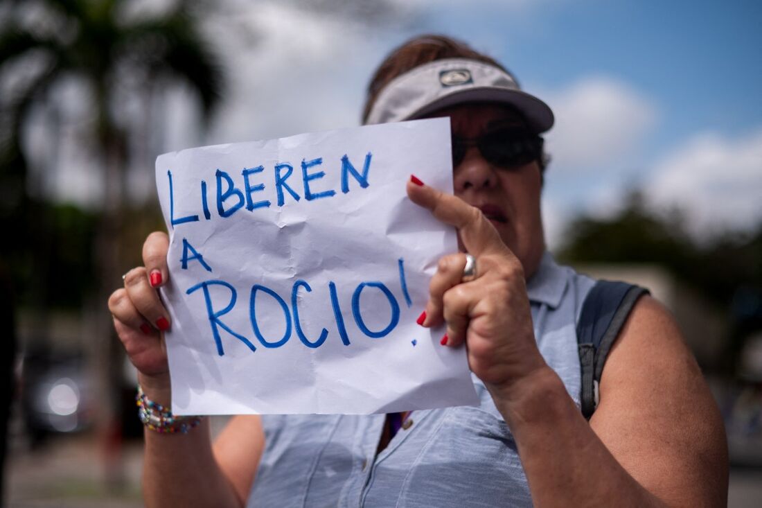 Manifestantes exigem a libertação da ativista de direitos humanos e advogada Rocio San Miguel em Caracas