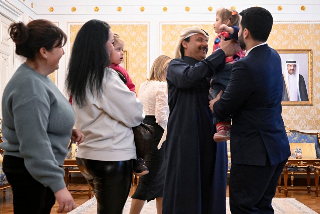 O Embaixador do Catar na Rússia, Sheikh Ahmed bin Nasser Al Thani, e a comissária presidencial da Rússia para os direitos da criança, Maria Lvova-Belova (invisível), interagem com crianças ucranianas antes de sua partida da Rússia para a Ucrânia