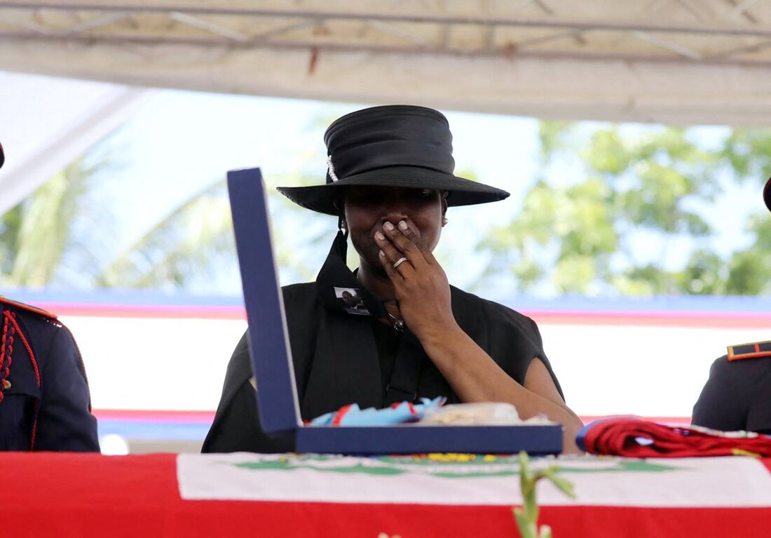 Martine Moïse chora durante o funeral de seu marido, o presidente haitiano assassinado Jovenel Moïse, em 23 de julho de 2021 