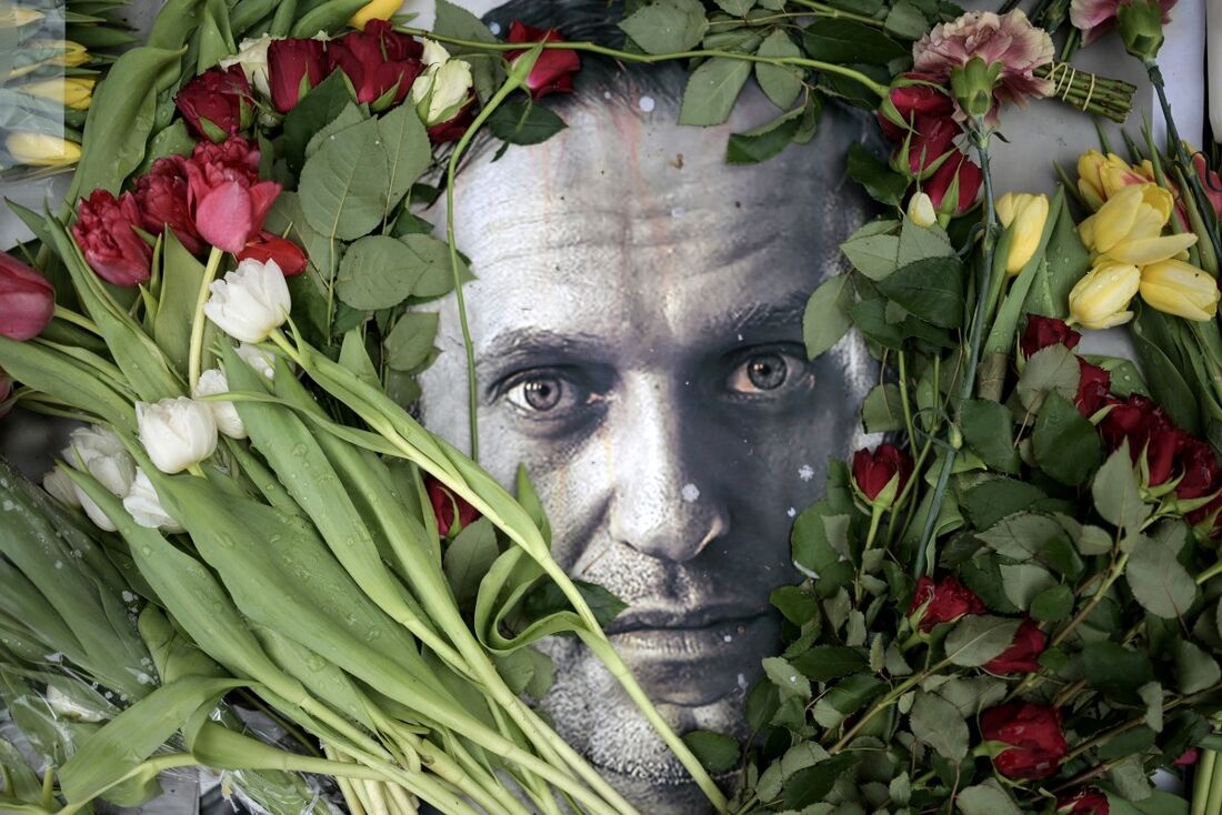  Flores são vistas colocadas ao redor de um retrato do falecido líder da oposição russa Alexei Navalny