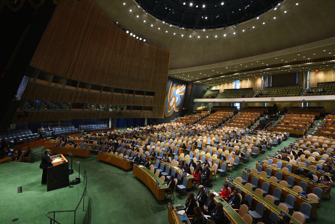 Embaixadora dos EUA nas Nações Unidas, Linda Thomas-Greenfield, discursa na reunião da Assembleia Geral da ONU sobre os "territórios temporariamente ocupados da Ucrânia"