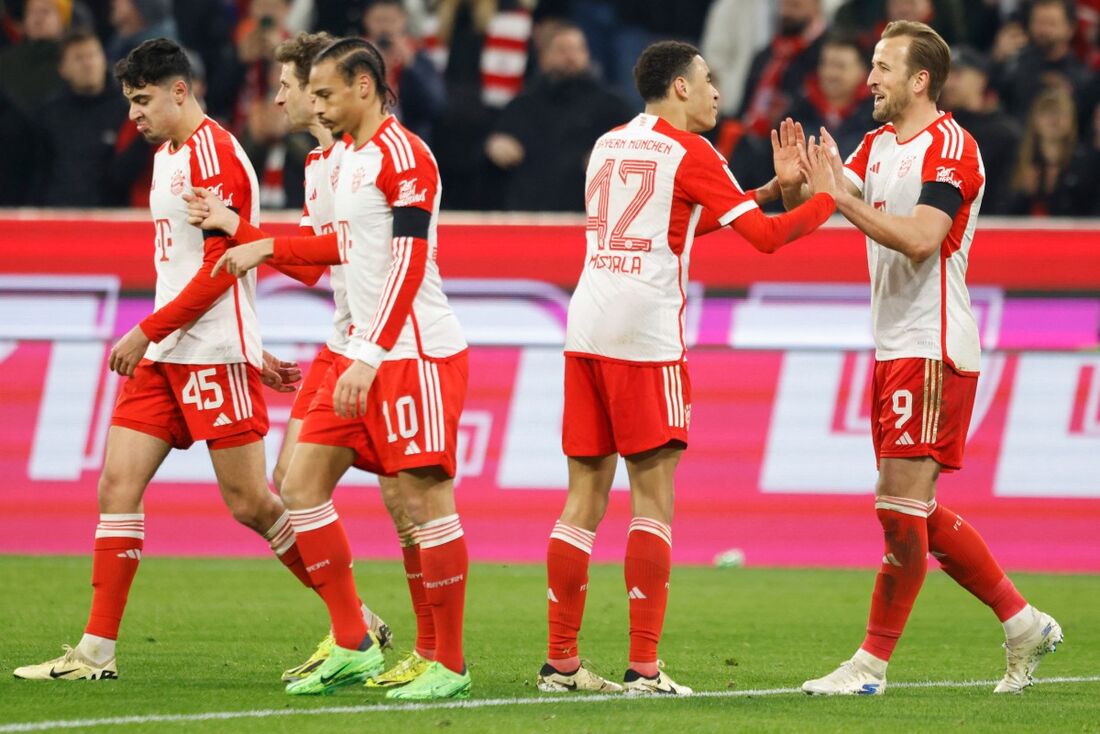 Jogadores do Bayern comemoram vitória diante do RB Leipzig