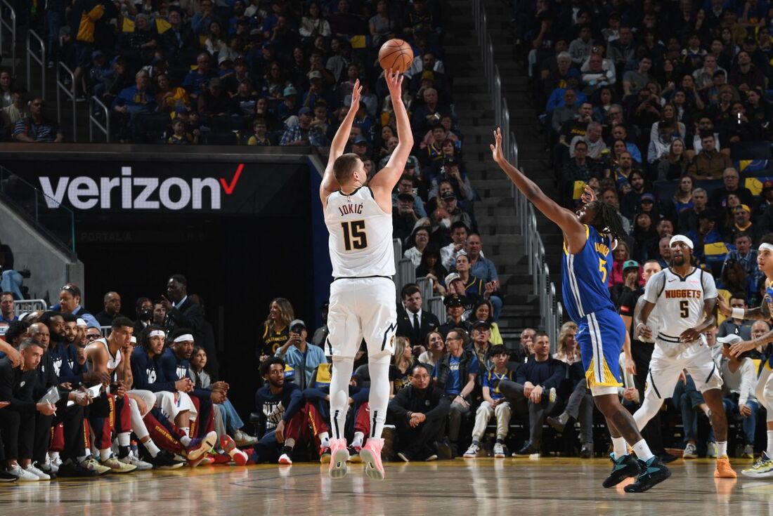 Nikola Jokic em ação contra o Golden State Warriors