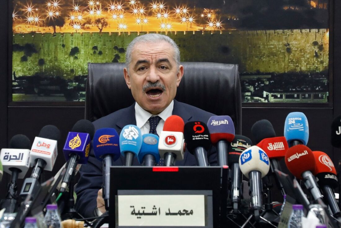 O primeiro-ministro palestino, Mohammad Shtayyeh, anuncia a renúncia de seu governo 