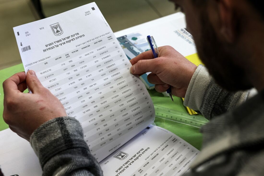 Os israelenses votaram, nesta terça-feira (27), nas eleições municipais 