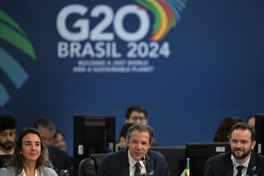 O Ministro da Fazenda do Brasil, Fernando Haddad (C), fala durante a reunião dos ministros do G20 em São Paulo, Brasil