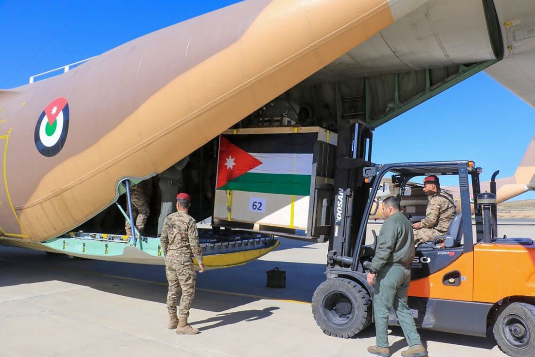 Ajuda humanitária destinada à Faixa de Gaza sendo carregada em uma aeronave militar 