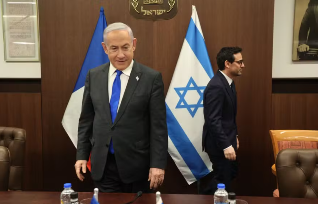 Netanyahu (esq.) e o ministro das Relações Exteriores da França, Stephane Sejourne, sentam-se antes de sua reunião em Jerusalém 