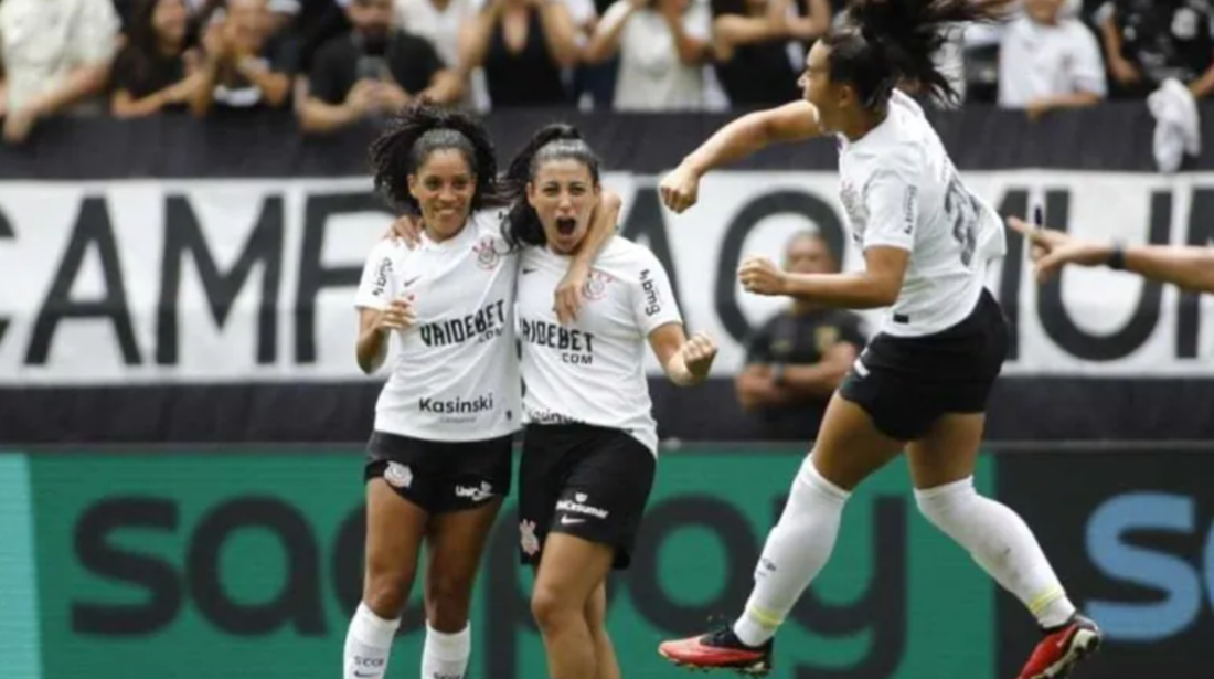 Jogadoras do Corinthians comemoram gol de Duda Santos e o título da Supercopa 